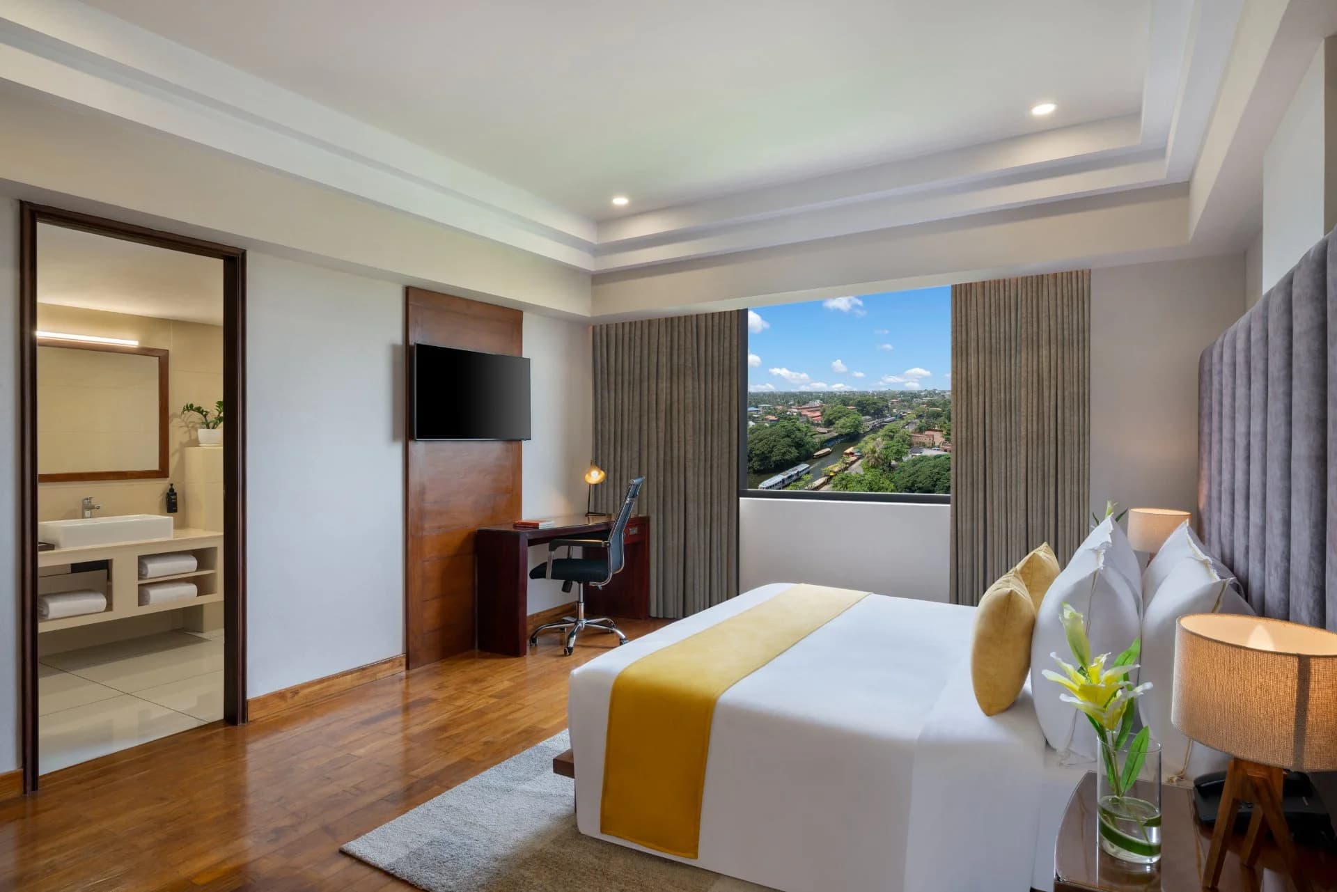 canal view superior family room 2